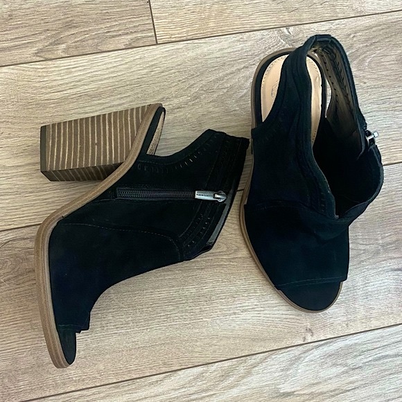 NWT Vince Camuto Koral Block Heeled Peep Toe Suede Bootie BLACK - SIZE 8… - Picture 8 of 9